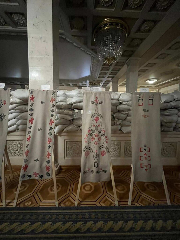 Рушник "Дерево життя" (у центрі)
